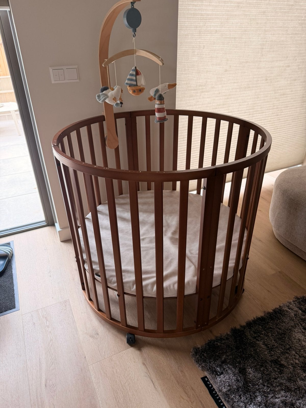 Puck ronde box walnoot incl matras en hoes, Kinderen en Baby's, Ophalen, Gebruikt, Rond, Wieltjes