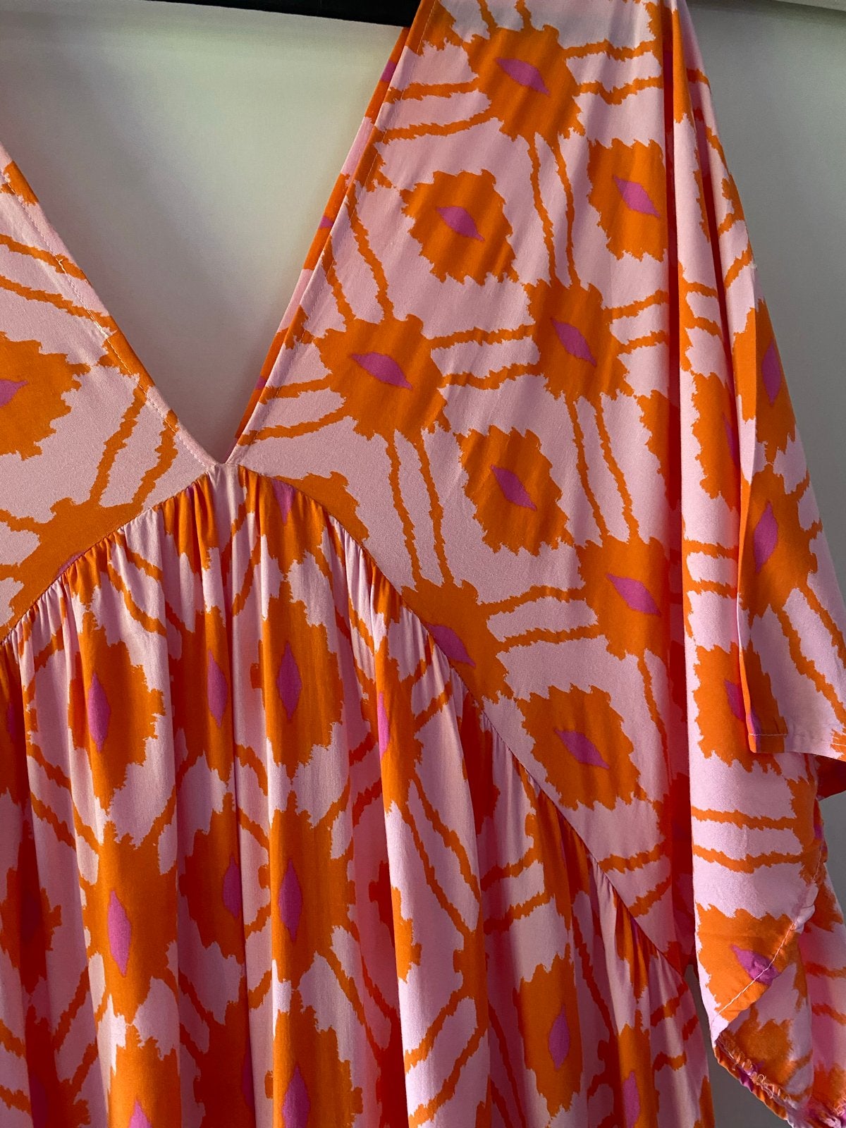 Zomerse  Jurk met V-hals en Oranje/Roze Print one size, Kleding | Dames, Jurken, Zo goed als nieuw, Maat 42/44 (L), Oranje, Onder de knie