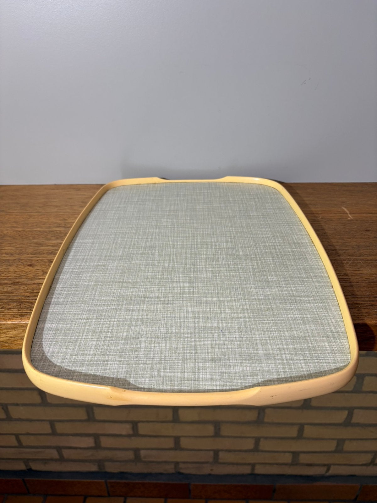 Vintage retro Kelko formica geel linnenlook dienblad.701, Ophalen of Verzenden, Zo goed als nieuw, Rechthoekig, Kunststof