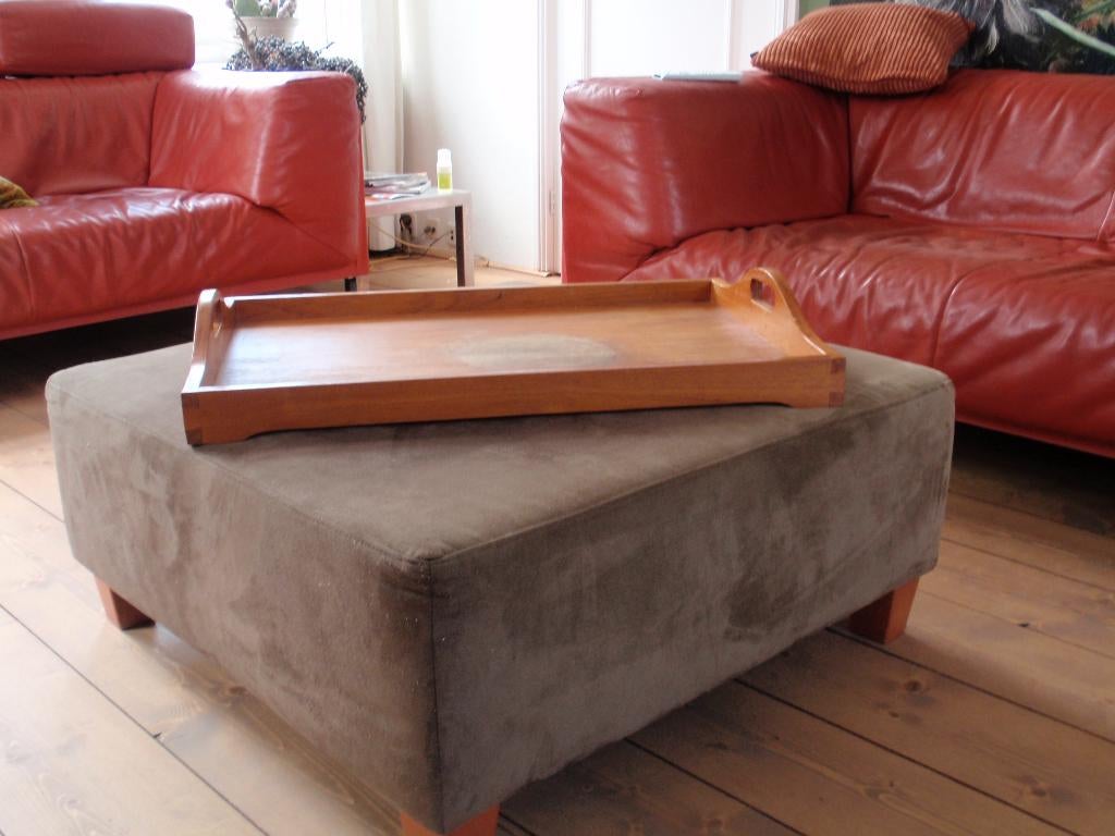Hocker van bruine stof en twee rode lederen banken., Ophalen, Gebruikt, Vierkant, Stof