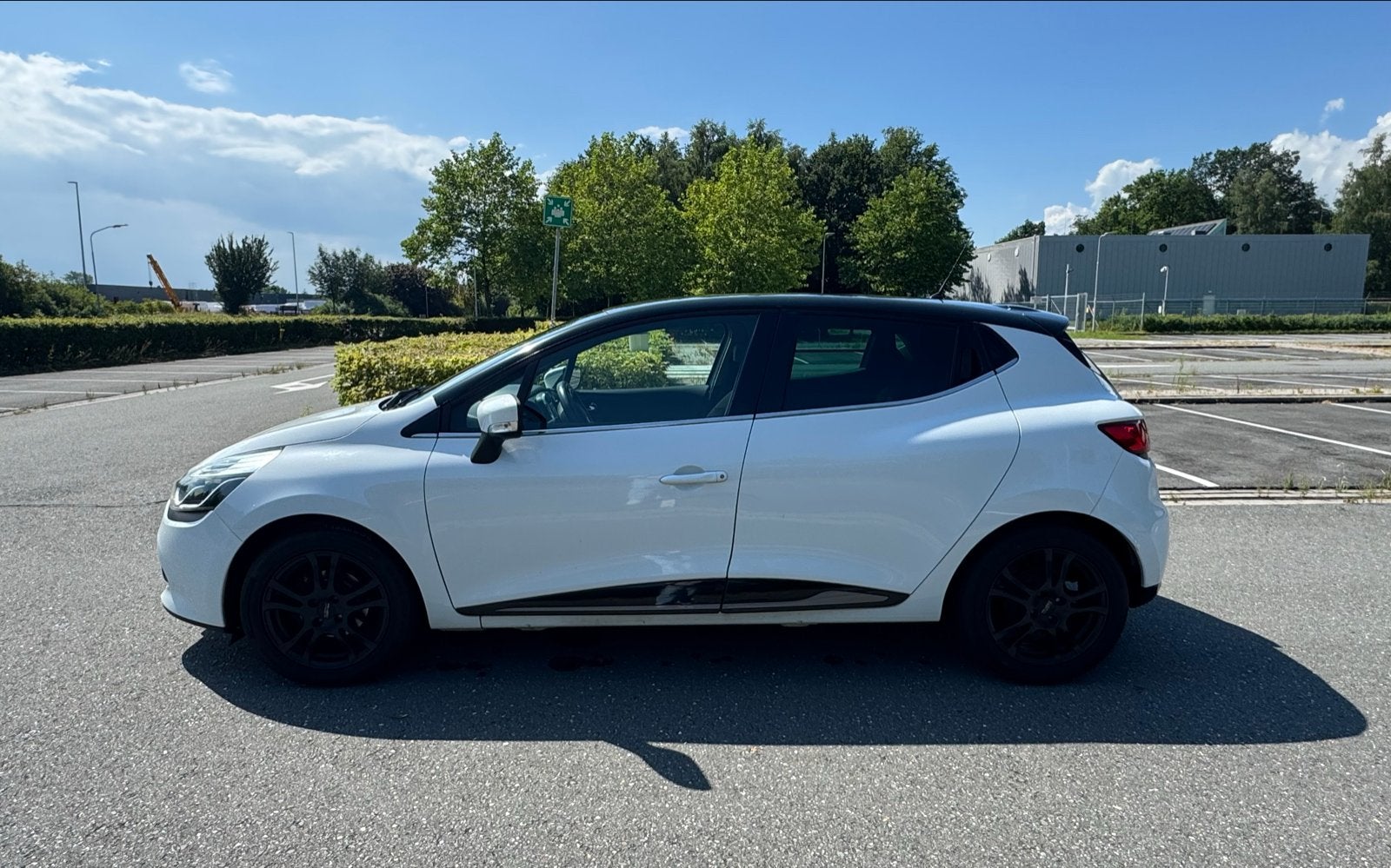 Renault Clio 0.9 TCE 66KW 5-DRS 2015 Wit, Voorwielaandrijving, 898 cc, 40 €/maand, 540 kg