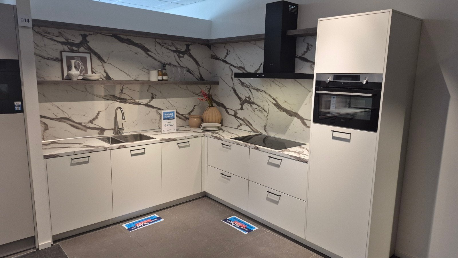 Moderne showroom keuken met inbouwapparatuur, Ophalen, Wit, Hoekkeuken, Zo goed als nieuw
