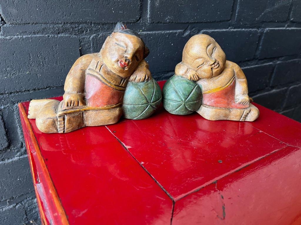 Aziatische Houtsnijwerk beeld slapend jongen meisje massief, Antiek en Kunst, Overige onderwerpen, Houtsnijwerk, Minder dan 20 cm