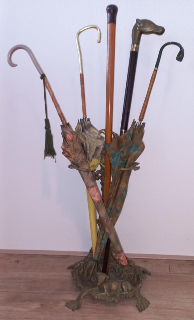 Paraplu standaard van koper met paraplu's en wandelstokken, Antiek en Kunst, Ophalen of Verzenden