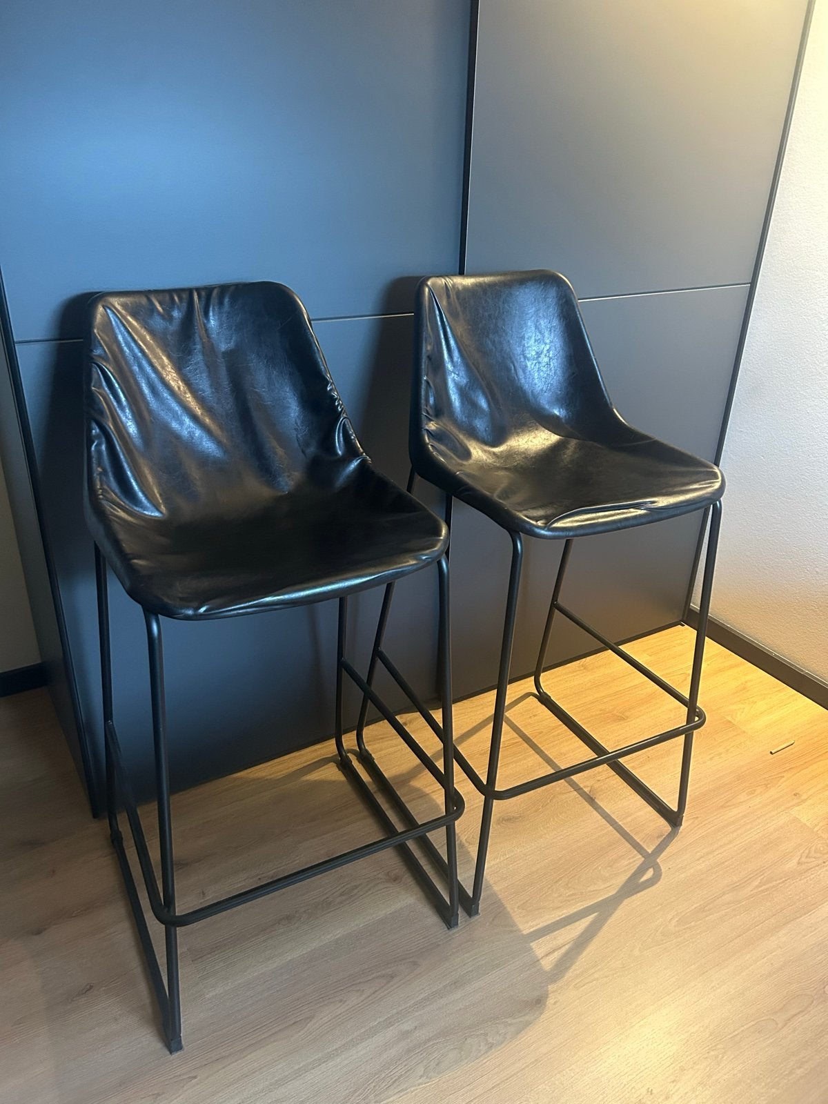 Set van 2 zwarte barkrukken met metalen onderstel, Ophalen, Gebruikt, 60 tot 90 cm, Leer