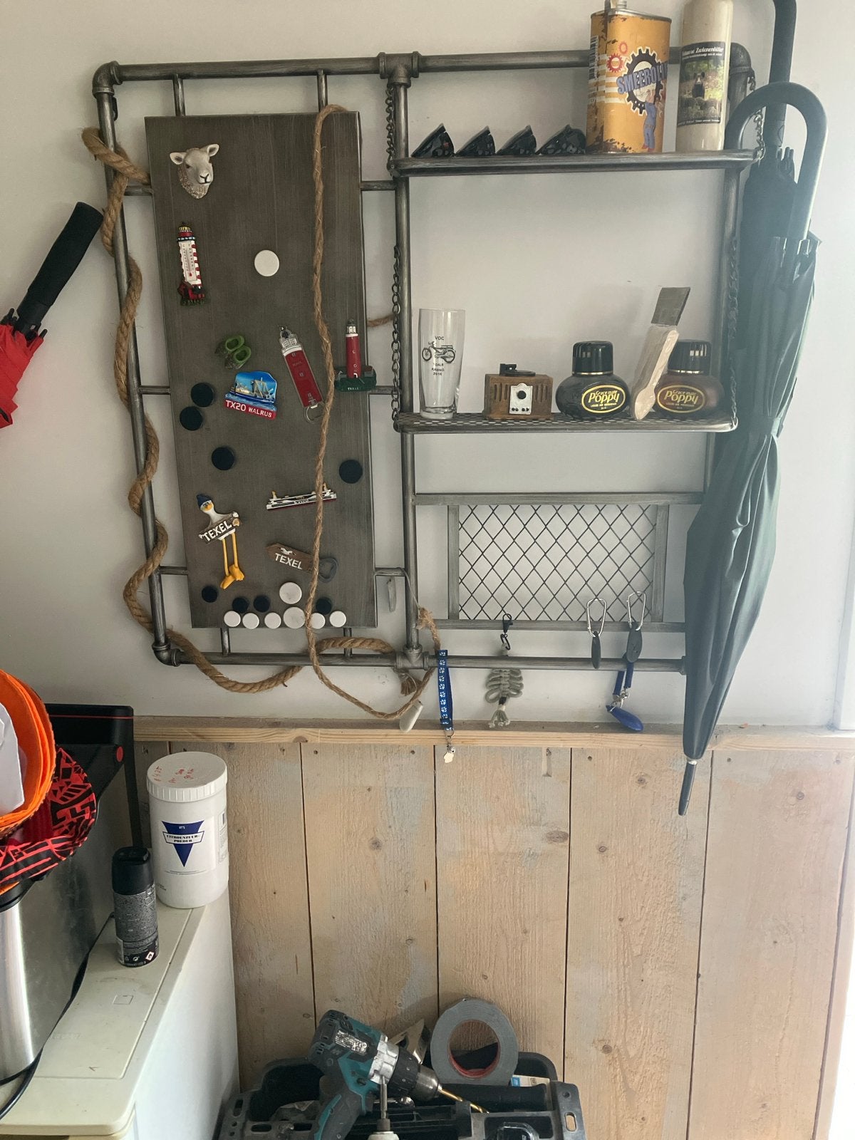 Industriële wandplank met magneetbord en haken, Ophalen, Hout, Gebruikt, Grijs