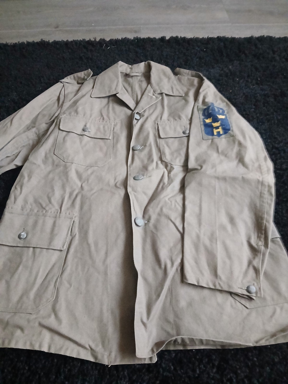 Zweeds Militair Jasje met Drie Kronen Embleem, Verzamelen, Ophalen of Verzenden, Landmacht, Nederland, Kleding of Schoenen
