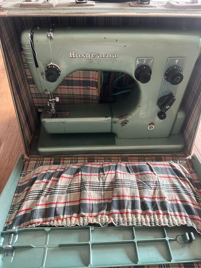 Vintage Husqvarna Zig-Zag Naaimachine met Koffer, Ophalen