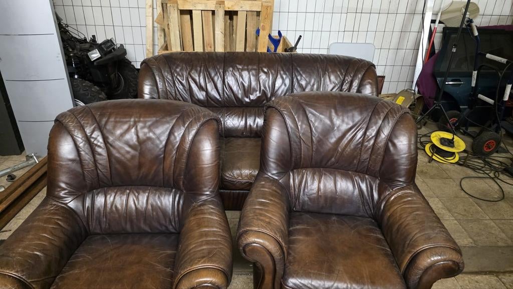 Comfortabele bruine leren bank en fauteuils, Huis en Inrichting, Banken | Bankstellen, Ophalen, Gebruikt, Driepersoons, Rechte bank