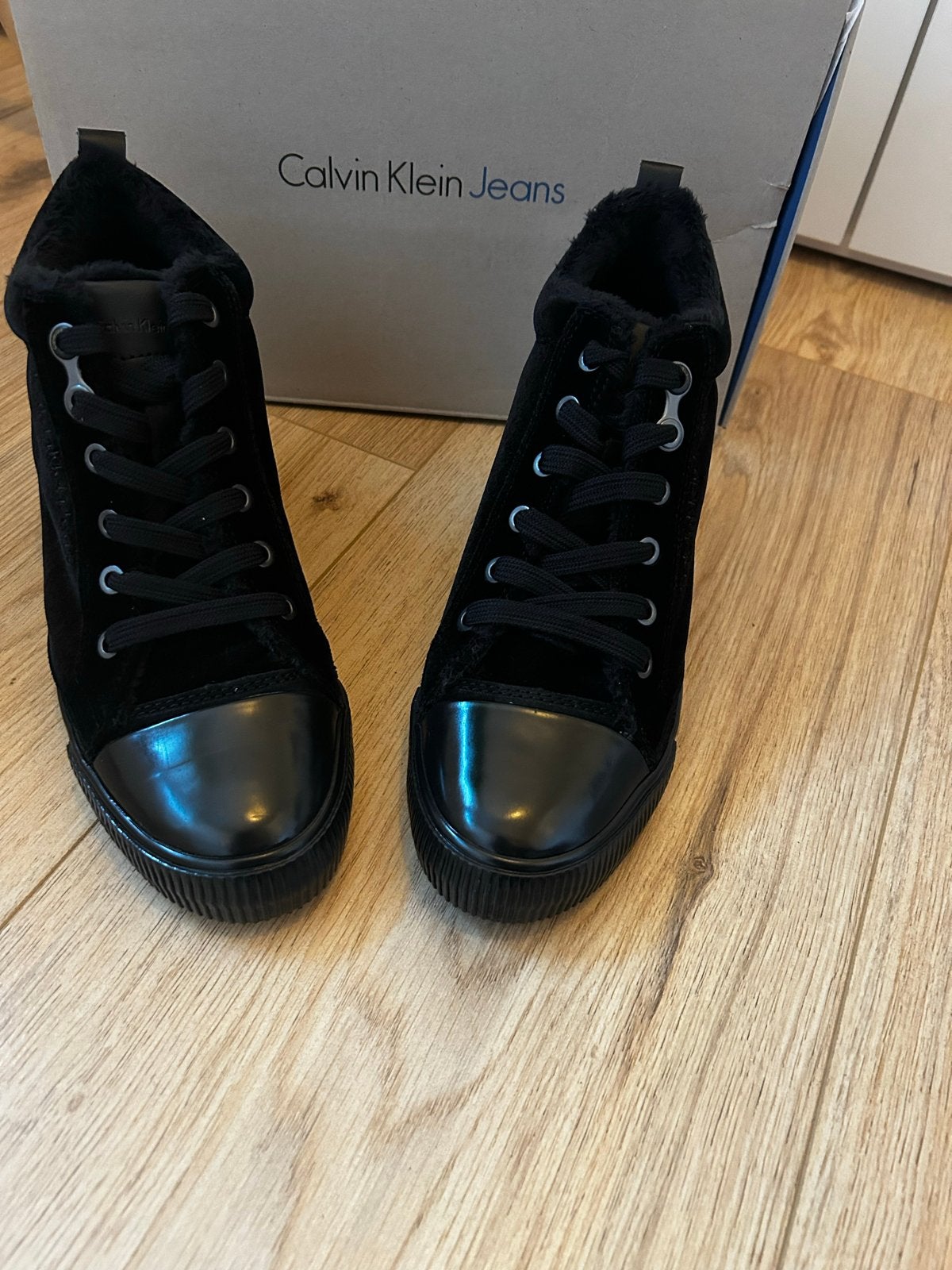 Nieuwe Calvin Klein Jeans Zwarte Suède Wedge Sneakers, Kleding | Dames, Ophalen of Verzenden, Nieuw, Zwart, Sneakers of Gympen