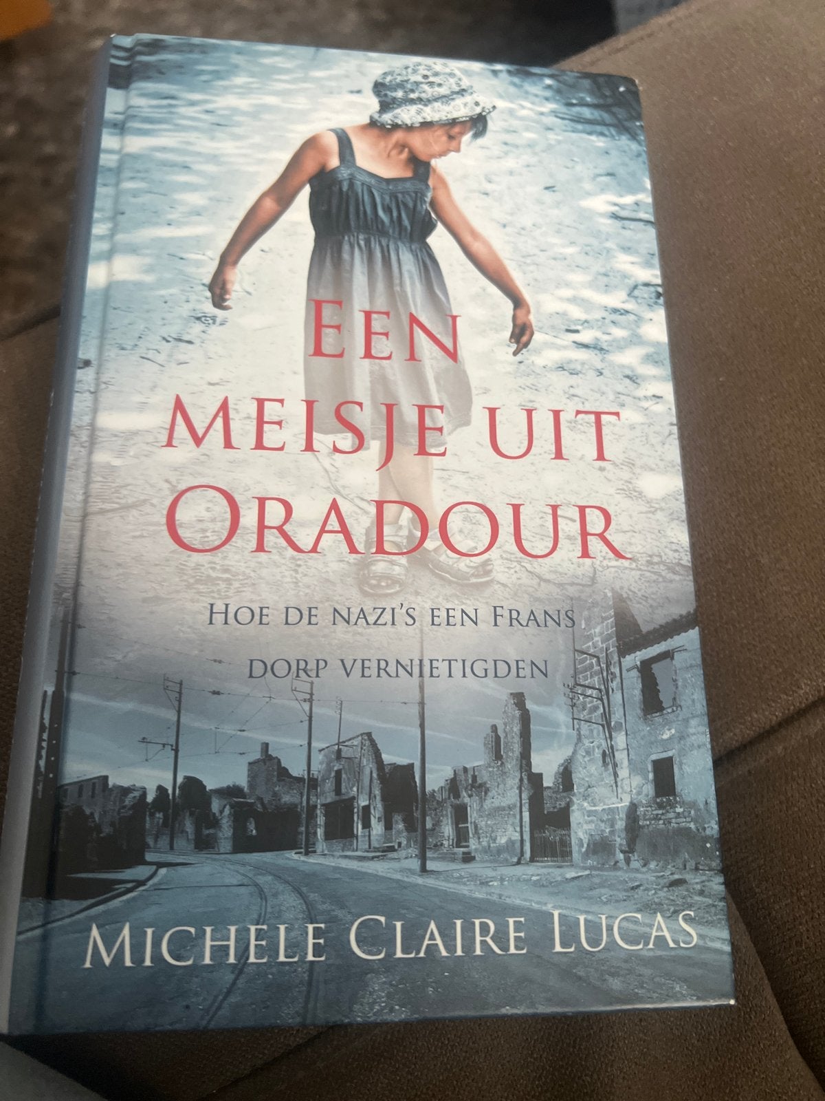 Een Meisje uit Oradour - Michele Claire Lucas, Ophalen of Verzenden, 20e eeuw of later, Zo goed als nieuw