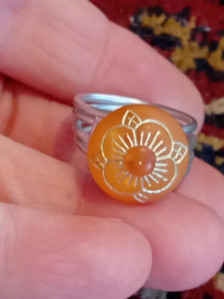 Handgemaakte ring met oranje bloem, maat 17, Sieraden, Tassen en Uiterlijk, Ringen, Overige materialen, Nieuw, Oranje, Ophalen of Verzenden