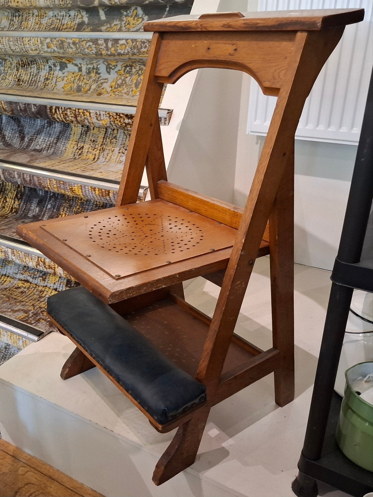 Antieke bidstoel van eikenhout met geperforeerd blad, Ophalen
