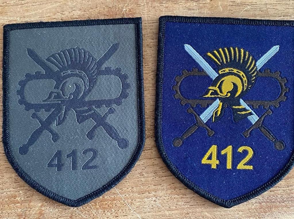 Gezocht: Emblemen 412 Genie - Landmacht, Verzamelen, Ophalen of Verzenden, Landmacht, Nederland, Embleem of Badge