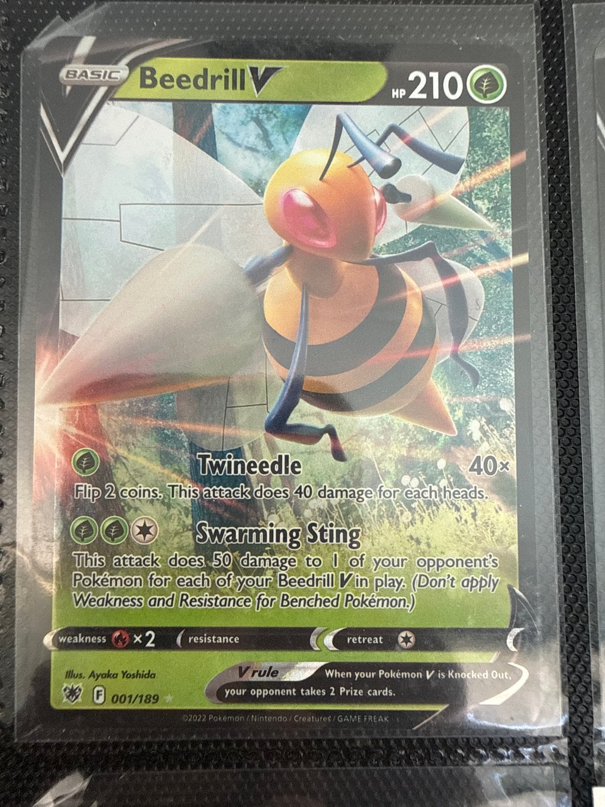 Pokémon Kaart: Beedrill V (001/189) - Zo goed als nieuw, Hobby en Vrije tijd, Verzamelkaartspellen | Pokémon, Ophalen of Verzenden