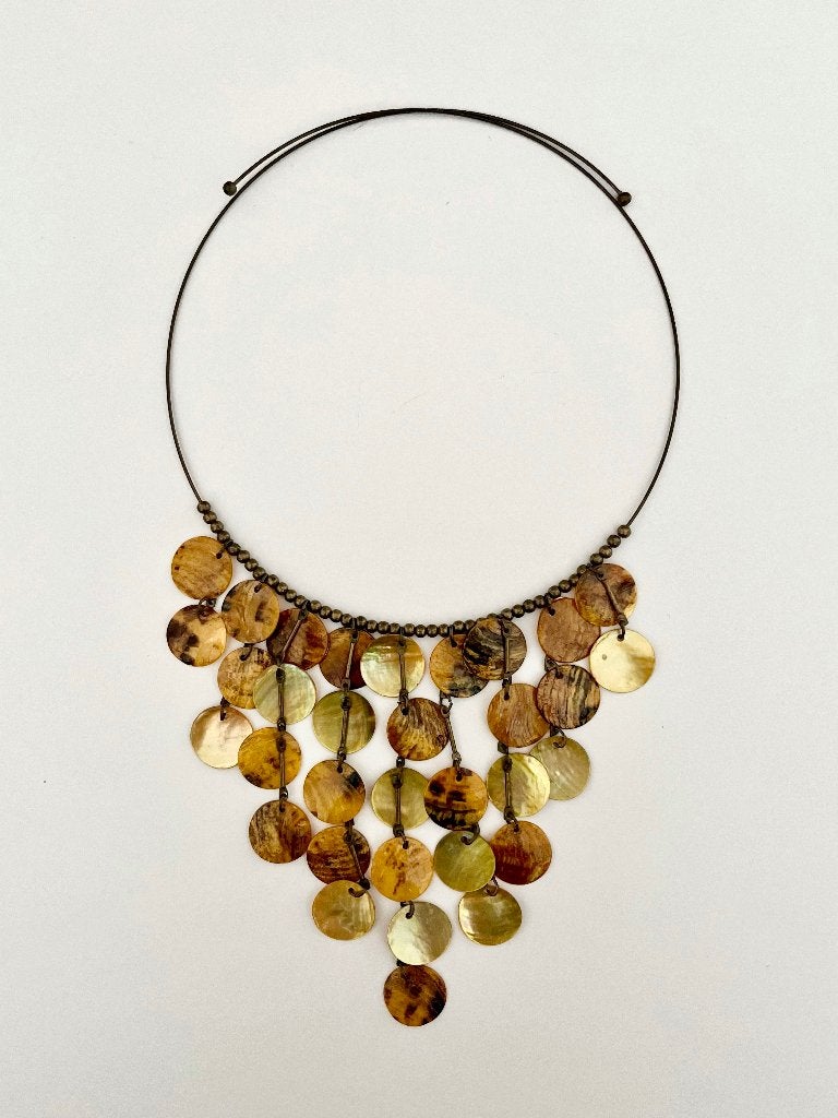 Choker ketting met geel-gouden capiz schelpjes brass brons, Sieraden, Tassen en Uiterlijk, Ophalen of Verzenden, Zo goed als nieuw
