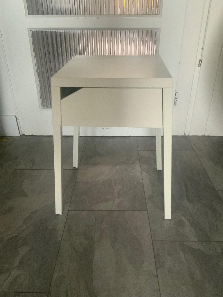 Nachtkastje bijzettafeltje IKEA Selje wit, Huis en Inrichting, Slaapkamer | Nachtkastjes, Gebruikt, Minder dan 45 cm, Metaal of Aluminium
