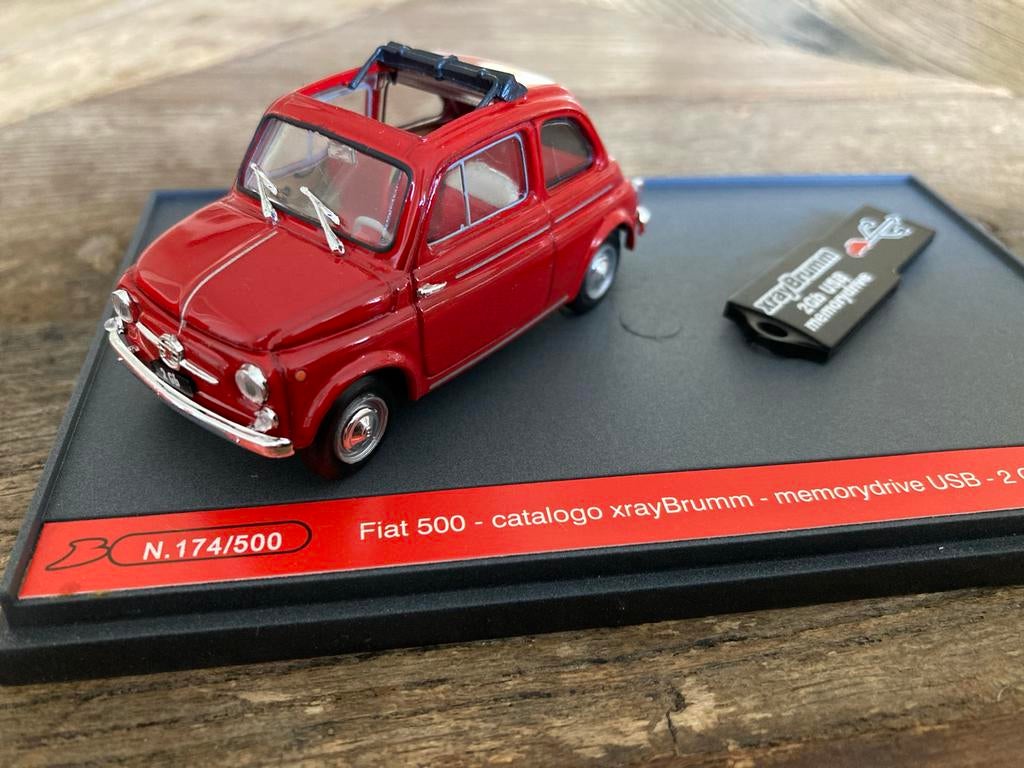 Fiat 500 rood 1/43 Gelimiteerde Oplage + 2GB USB Stick, Ophalen of Verzenden, Nieuw, Auto, Overige merken