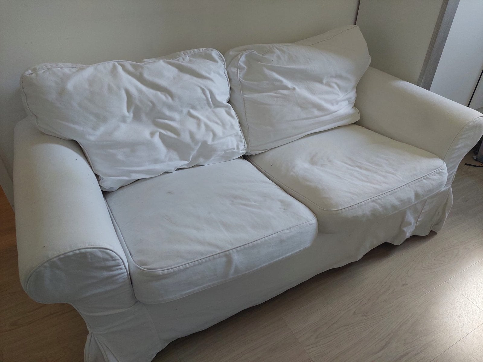 Comfortabele witte tweepersoonsbank, Huis en Inrichting, Banken | Bankstellen, Ophalen, Gebruikt, 150 tot 200 cm, Tweepersoons