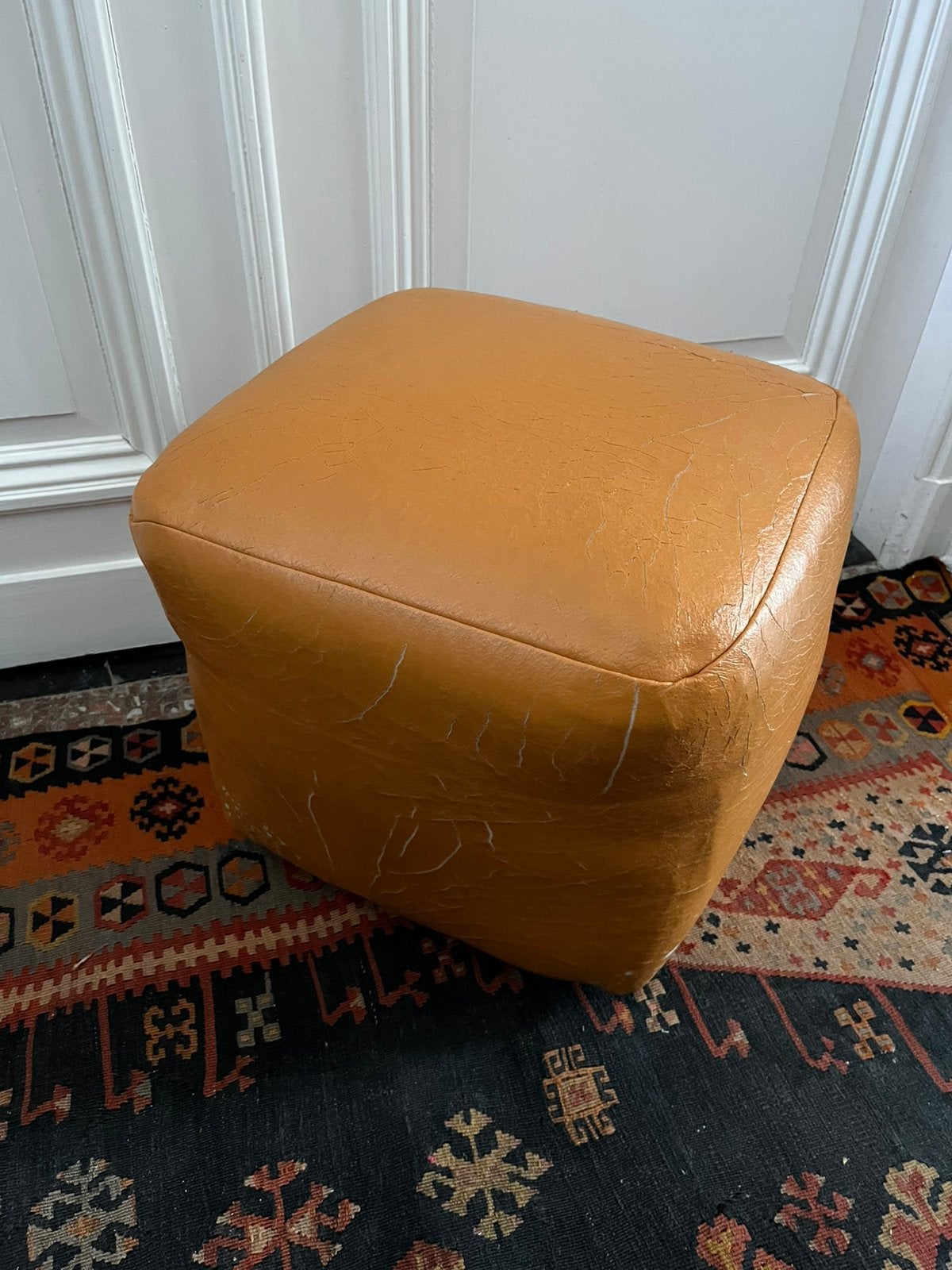 VINTAGE VOETENBANK POEF OKER FAUX LEER, Minder dan 50 cm, Leer, Ophalen of Verzenden, Zo goed als nieuw