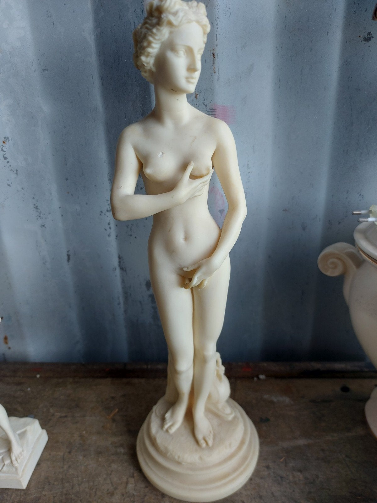 Klassiek beeld van een vrouw, 40 cm hoog, Antiek en Kunst, Ophalen of Verzenden, 20 - 50 cm, Steen of Keramiek, Beeld