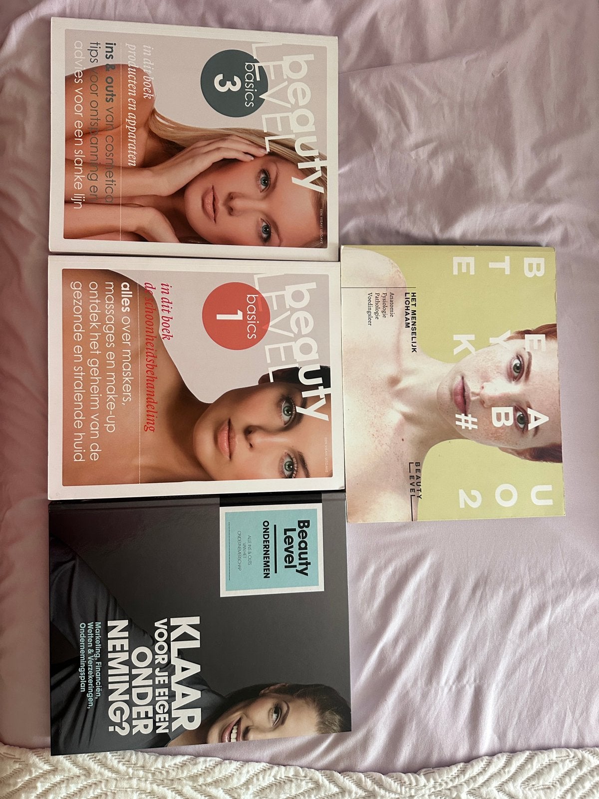 Beauty level 1+2+3 en ondernemen boek samen, Ophalen of Verzenden, Zo goed als nieuw, Eenpersoons, Kussen