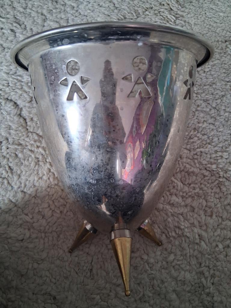 Zilverkleurige pot met figuurtjes, Ophalen