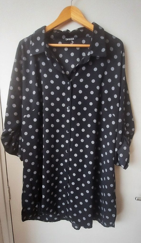 Zwarte blouse met witte stippen, Zwart, Maat 42/44 (L), Ophalen of Verzenden, Zo goed als nieuw