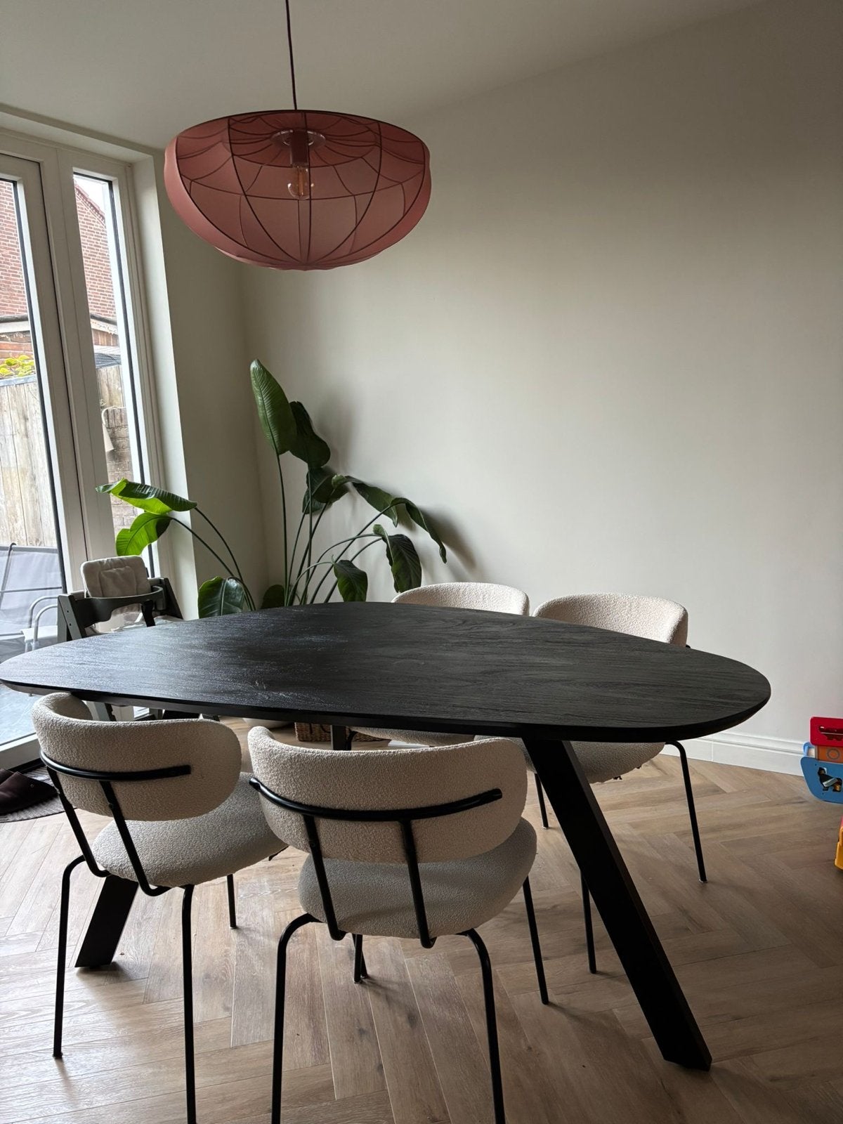 Stijlvolle zwarte eettafel, organische vorm, Ophalen, 100 tot 150 cm, Zo goed als nieuw, Vijf personen of meer