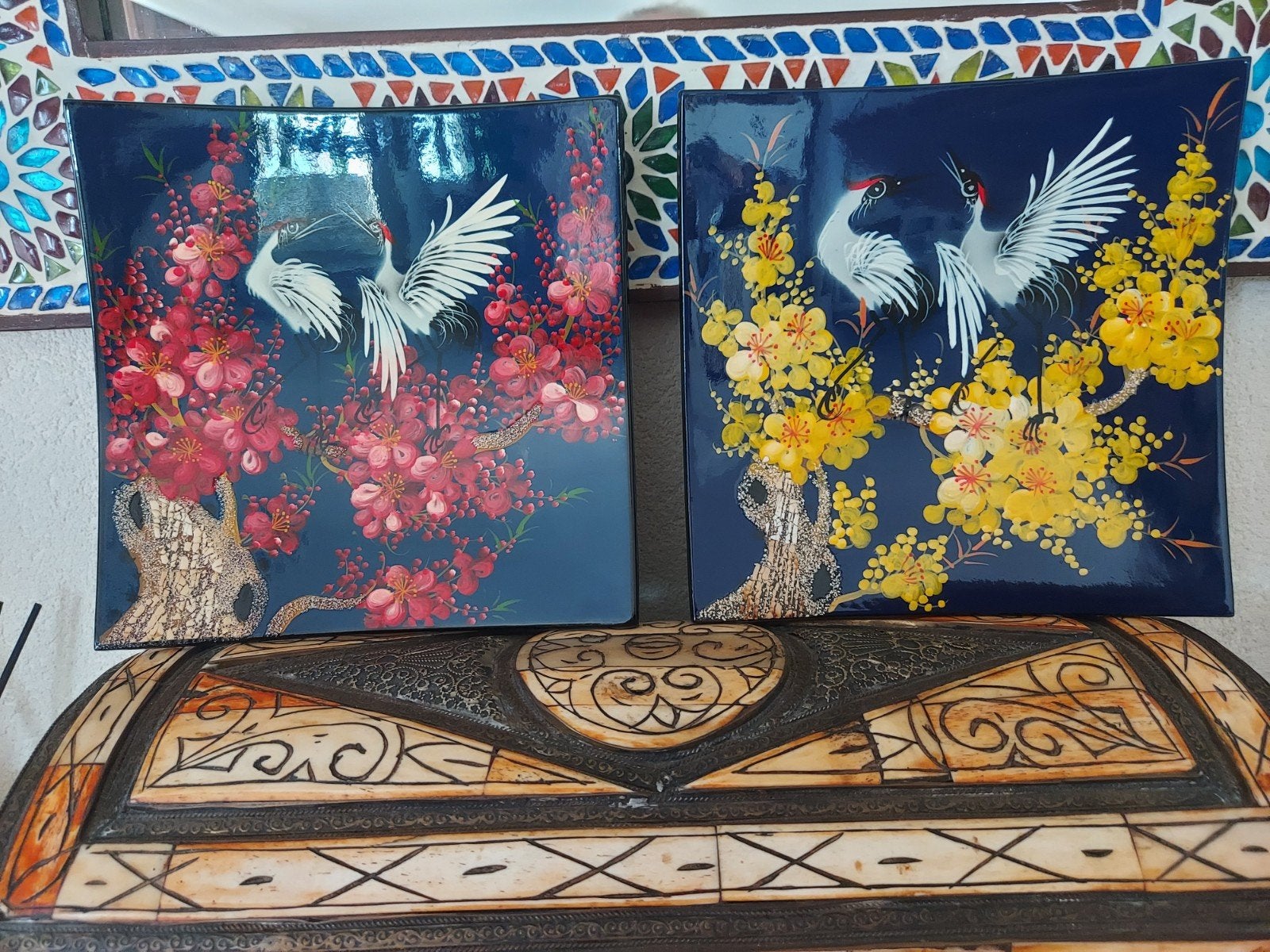 Minh phuong 2x  handgeschilderde borden met kraanvogels, Antiek en Kunst, Ophalen of Verzenden