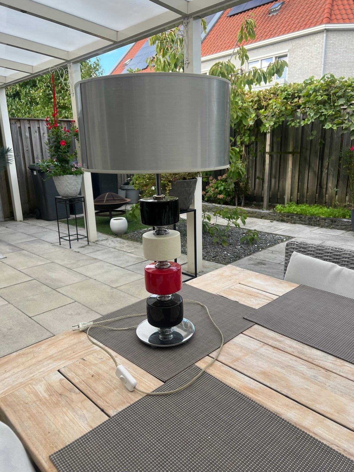 Moderne tafellamp met meerkleurige voet en grijze kap, Meerkleurig, Met kap, Metaal, 65 cm