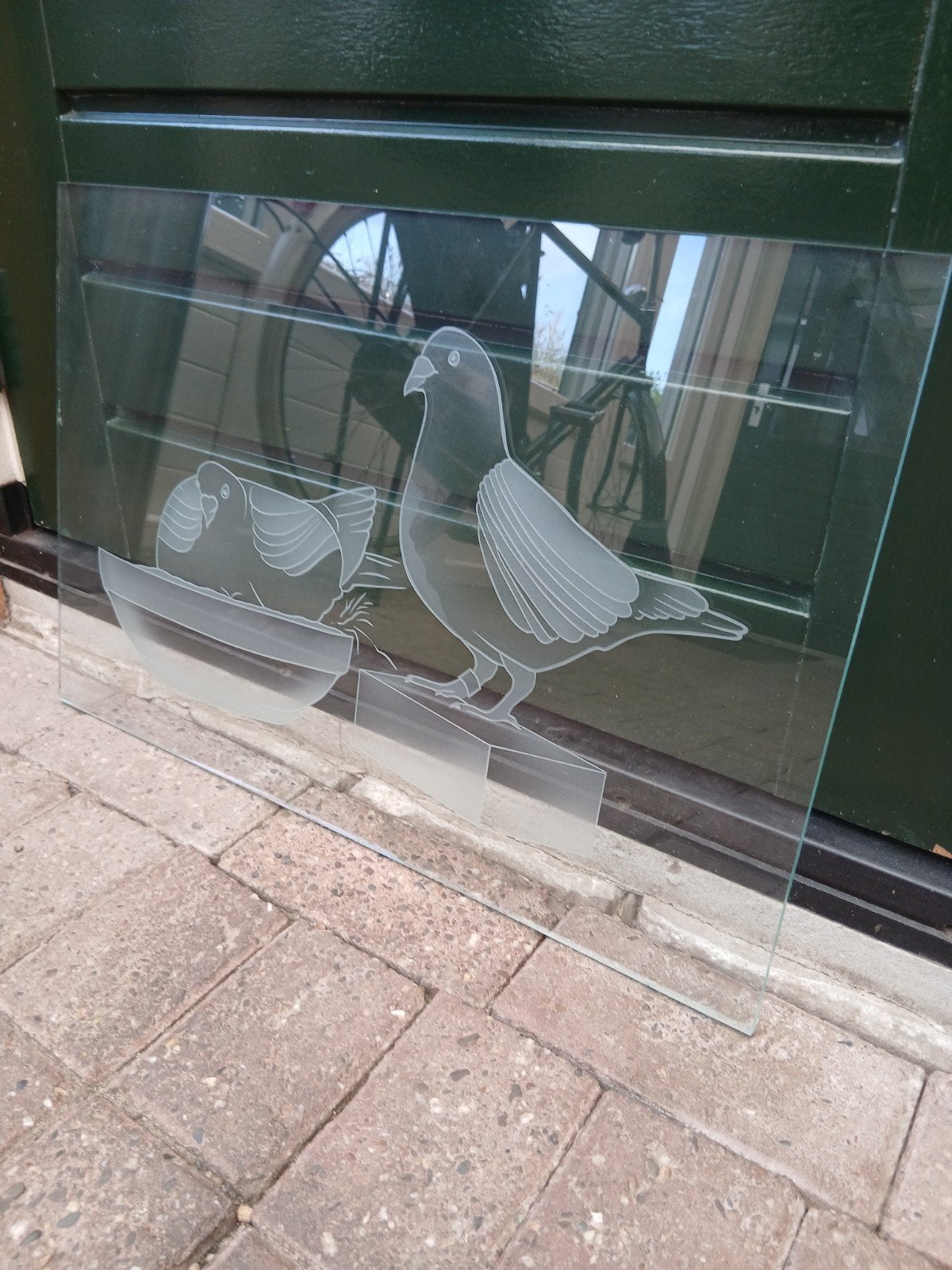 duiven in geslepen in glas bieden