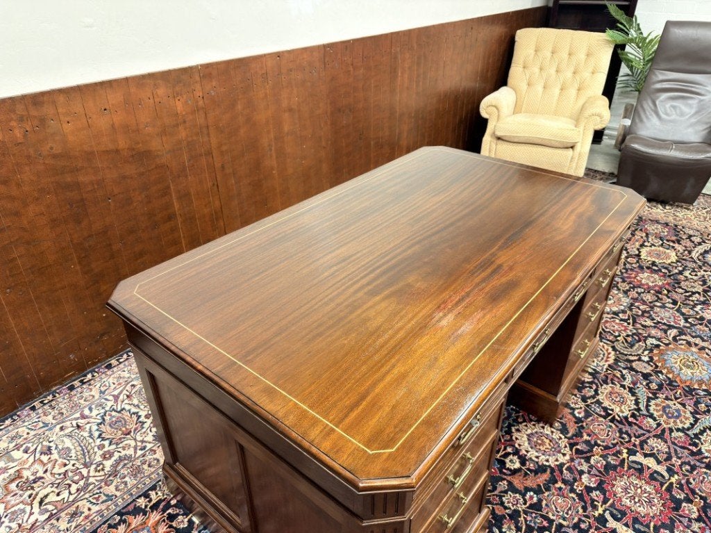 Foto 15 van Klassiek Engels Bureau met Bureaustoel