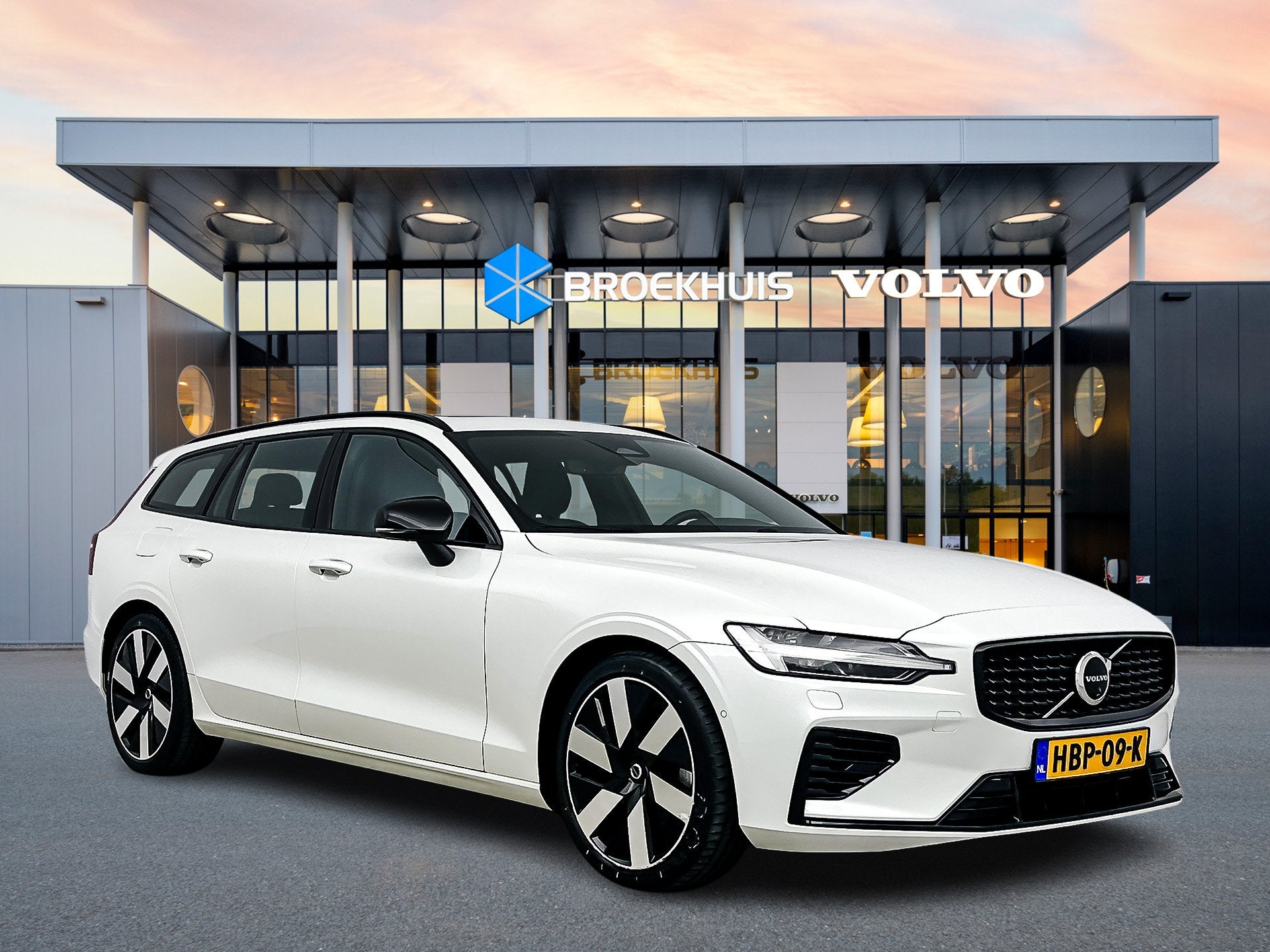 Volvo V60 T6 Recharge Ultra Dark, Auto's, Gebruikt, 4 cilinders, 24 maanden, Wit