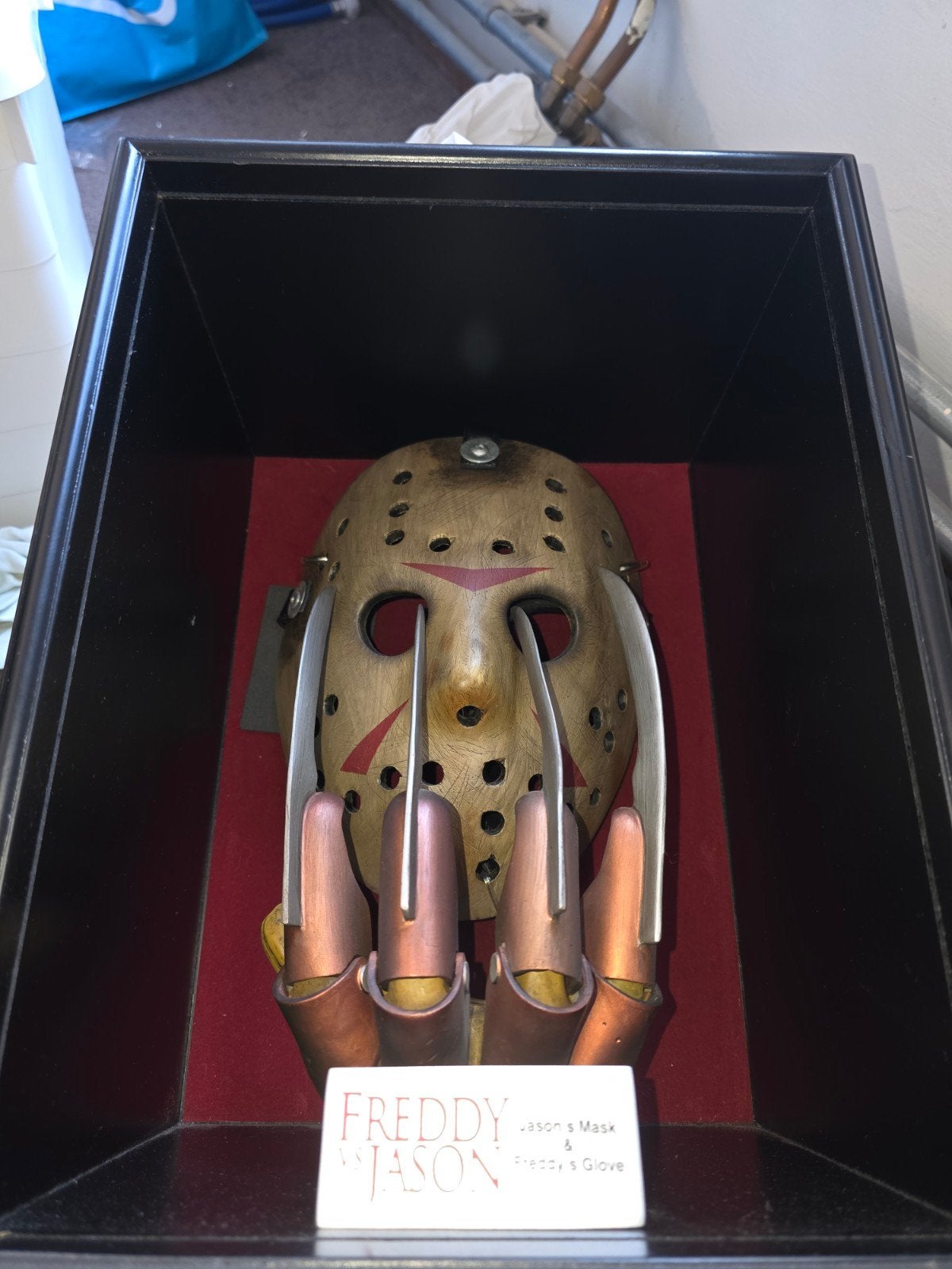 Freddy vs Jason Display - Jason's Mask & Freddy's Glove, Ophalen, Zo goed als nieuw