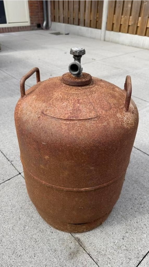 Lege “dikbuik” gasfles, Ophalen, Gebruikt
