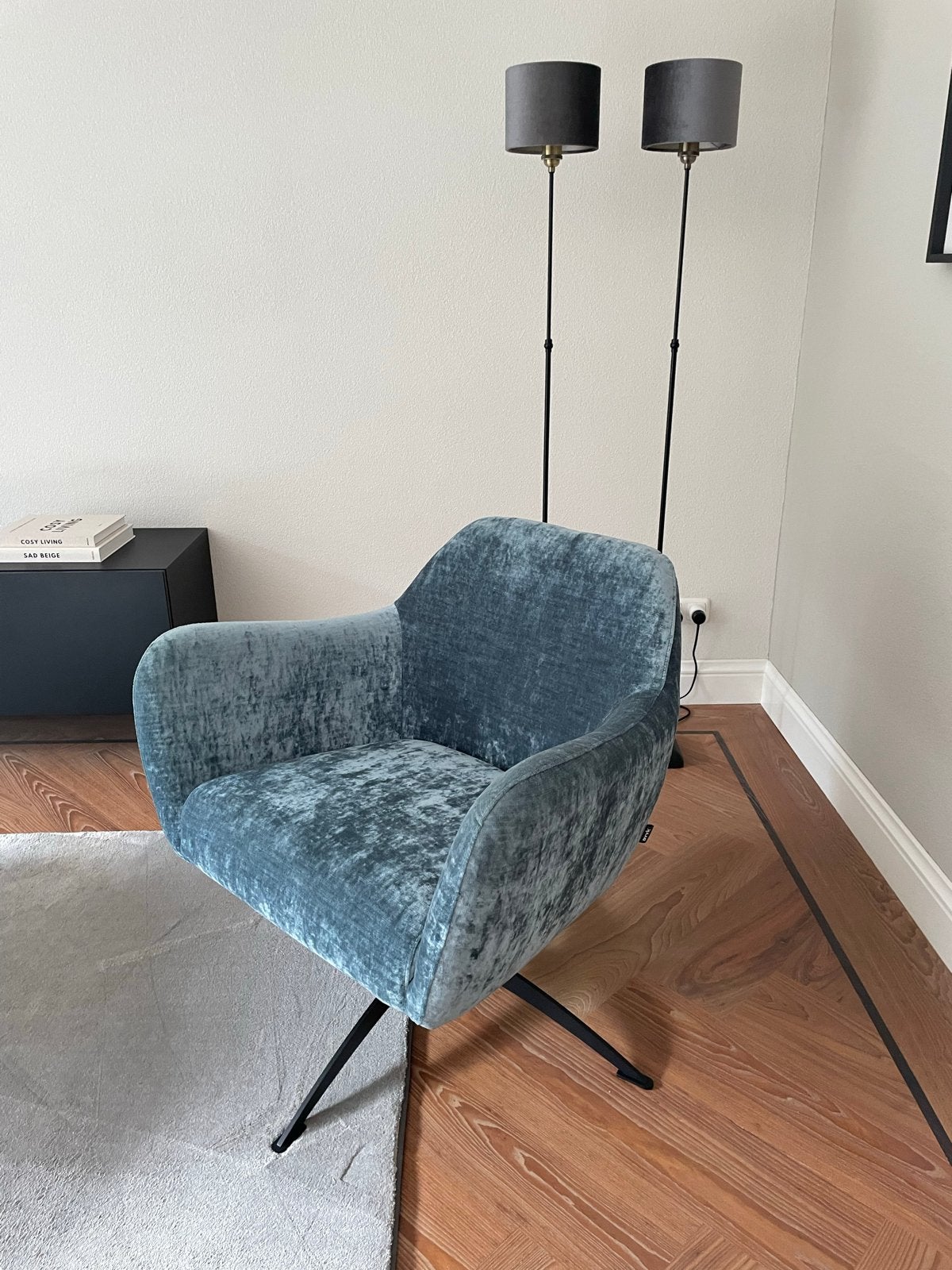 Prachtige blauwe velours draaibare fauteuil, Huis en Inrichting, Ophalen, 75 tot 100 cm, Zo goed als nieuw, Stof