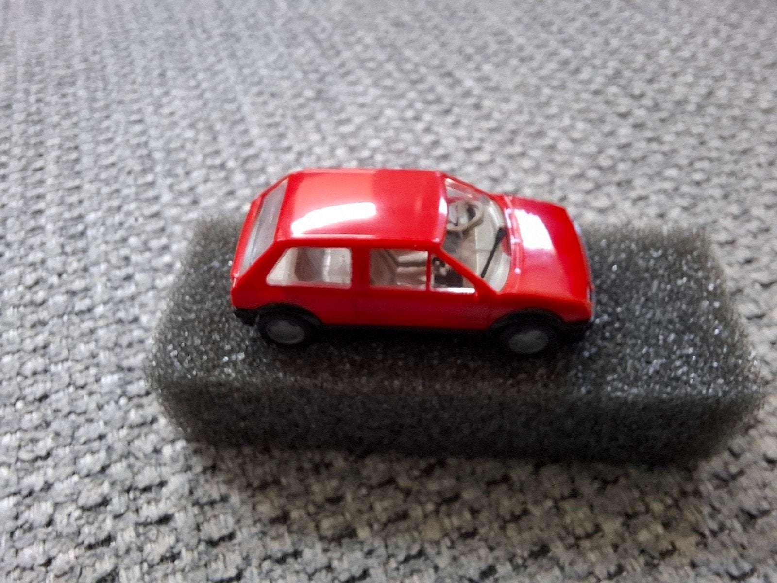 Praliné Citroën AX Schaal 1:87 - Rood Plastic Modelauto, Ophalen of Verzenden, Zo goed als nieuw, Auto, Overige merken