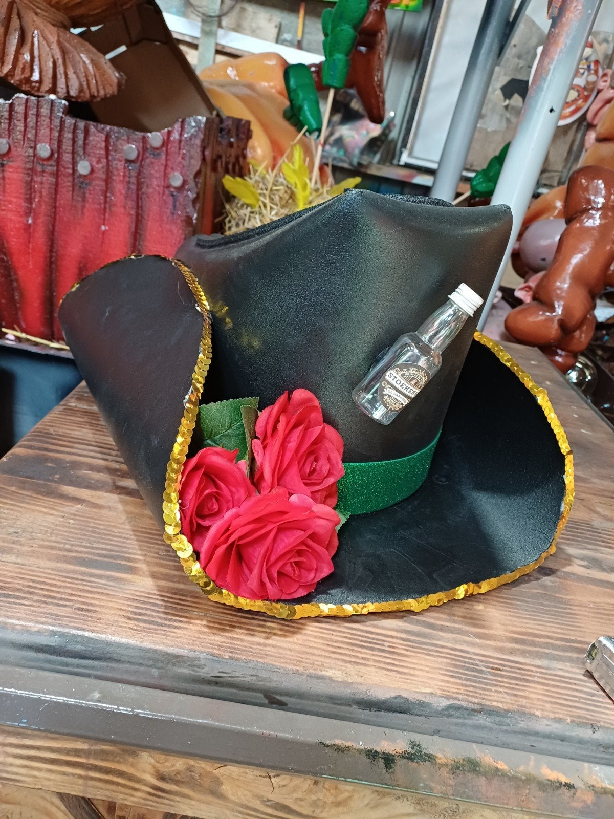 Grote zwarte foam hoed met rozen en pailletten, Kleding | Dames, Ophalen of Verzenden, Zo goed als nieuw, Carnaval, Accessoires
