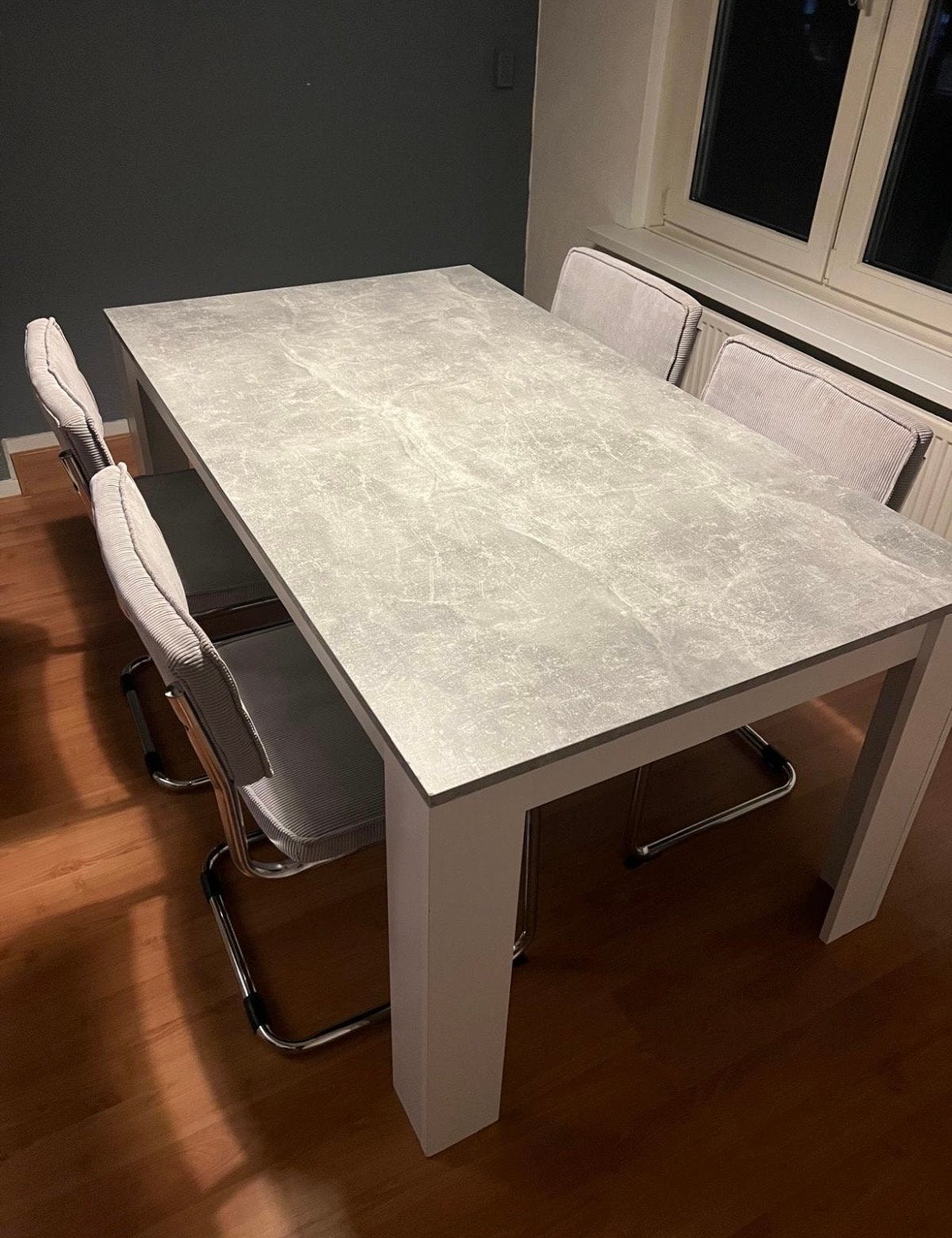 Grijze eetkamertafel met witte poten - Gratis af te halen, Ophalen, Overige materialen, Gebruikt, 100 tot 150 cm