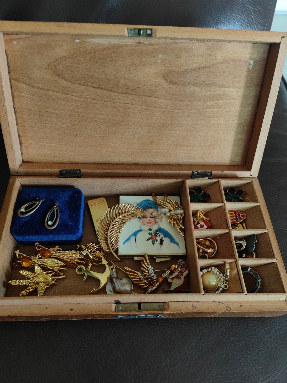 Houten kistje met diverse sieraden, Ophalen of Verzenden, Overige materialen, Oorbellen, Verguld