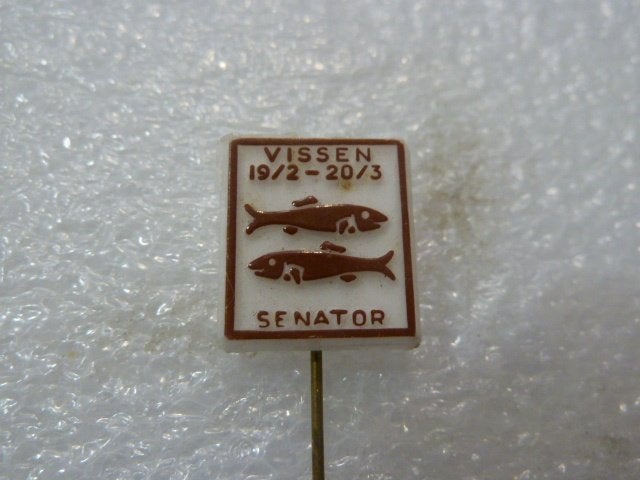 Vintage Vissen Sterrenbeeld Speldje - Senator, Ophalen of Verzenden, Gebruikt, Overige onderwerpen, Speldje of Pin