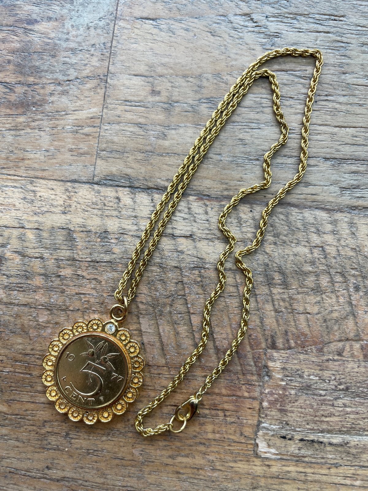 Vintage Ketting met 5 Cent Munt Hanger - Goudkleurig, Ophalen of Verzenden, Zo goed als nieuw, Goud, Overige materialen