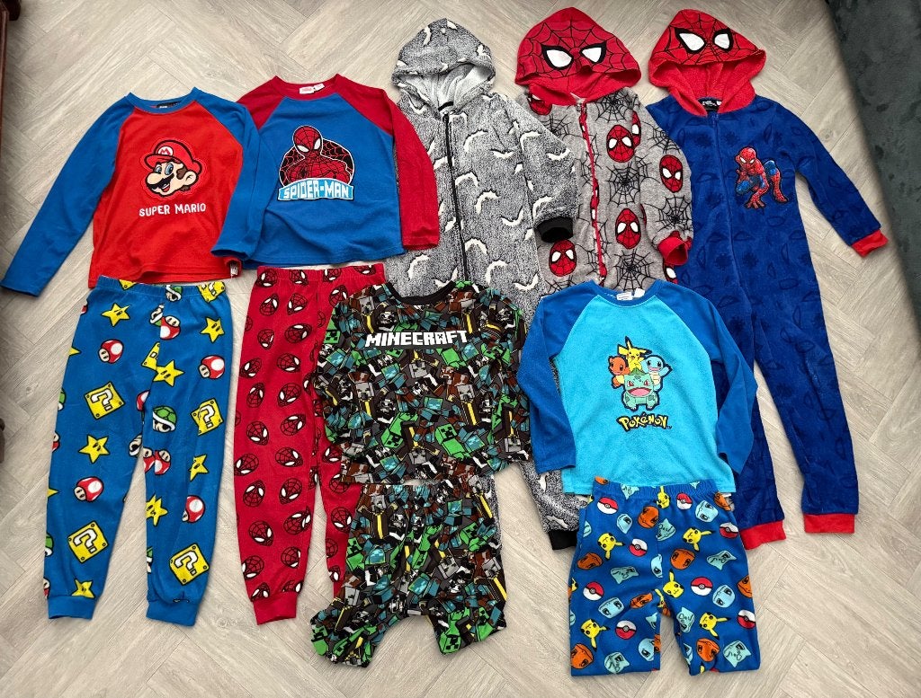 Pakket diverse Onesies en Pyjama’s maat 116 - 122!, Verzenden, Zo goed als nieuw, Jongen, Nacht- of Onderkleding