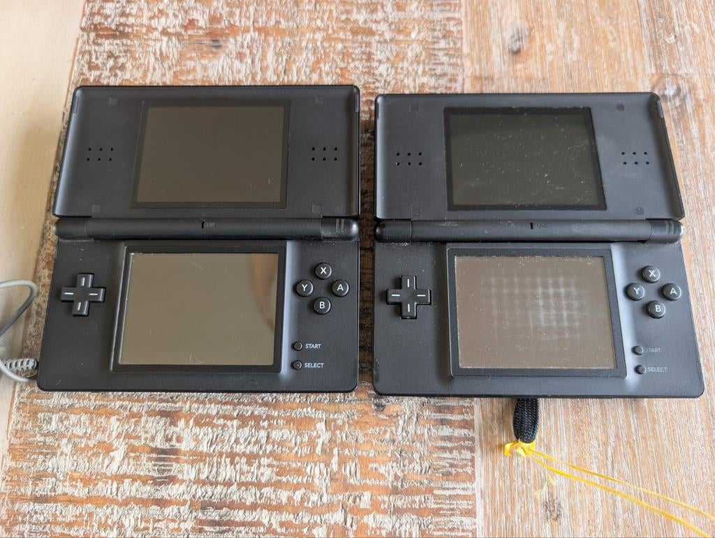 Nintendo DS Lite set – 2 stuks + oplader, Spelcomputers en Games, Spelcomputers | Nintendo DS, Ophalen of Verzenden, DS Lite