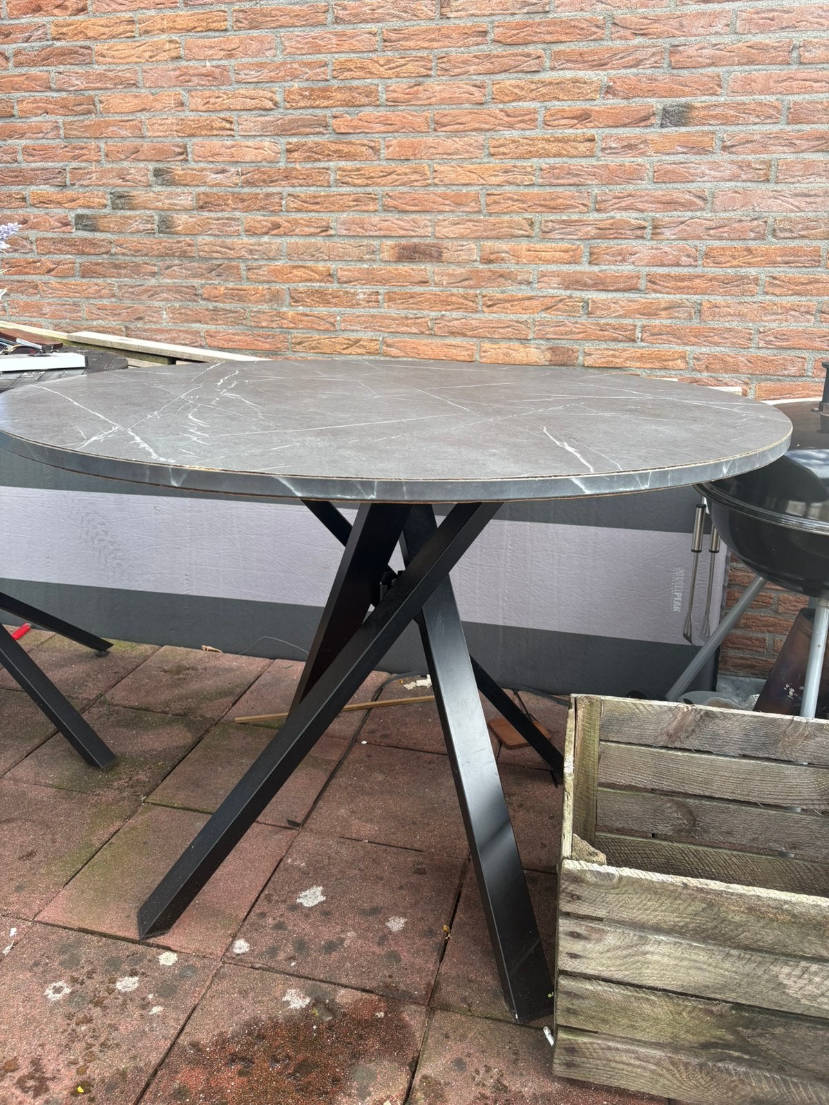 Foto 3 van IKEA Mariedamm ronde eettafel (marmerlook / zwart staal )