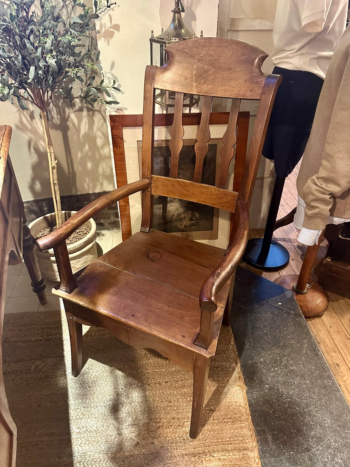 Antieke houten stoel met armleuningen, Ophalen