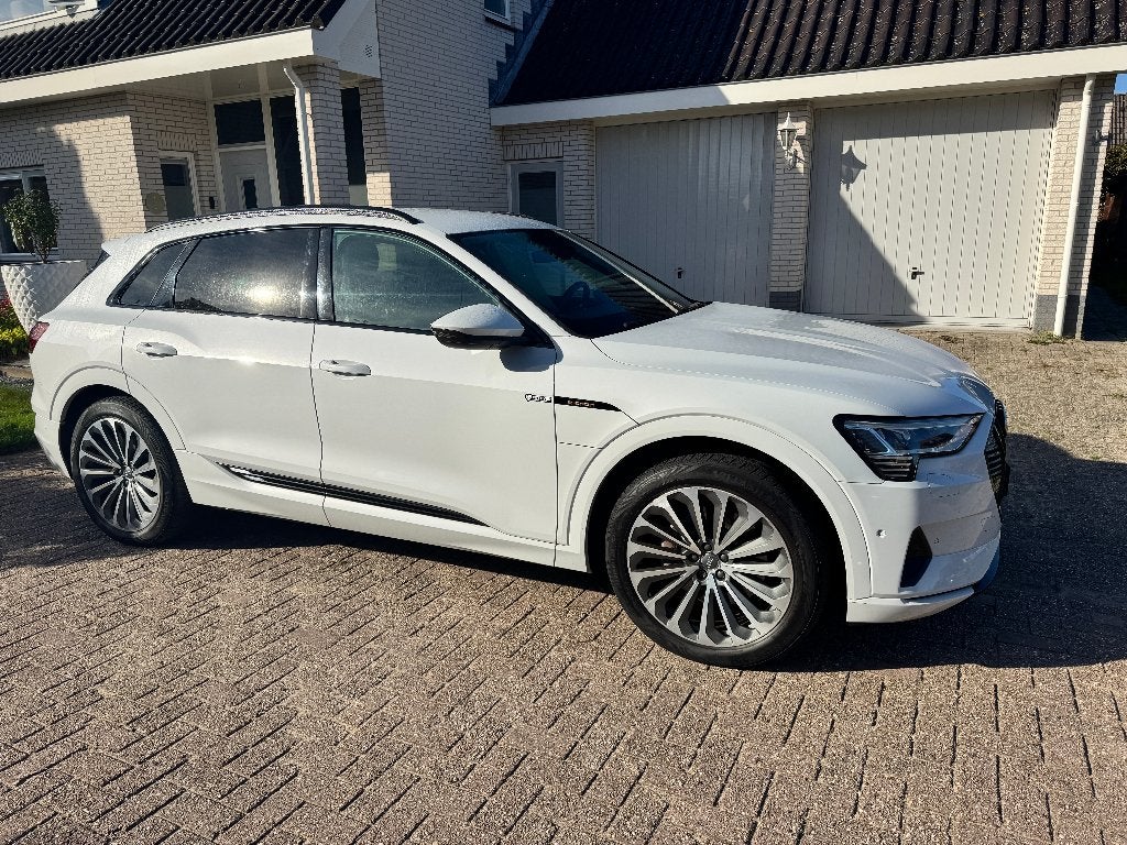 Audi e-tron 50 Quattro 313pk 2020 Wit, Auto's, Automaat, Dealer onderhouden, 1800 kg, Zwart