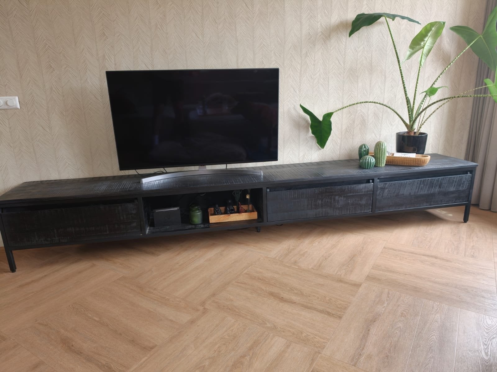 TV-meubel 320 cm breed Mangohout Zwart, Ophalen, Zo goed als nieuw, 200 cm of meer, Minder dan 100 cm