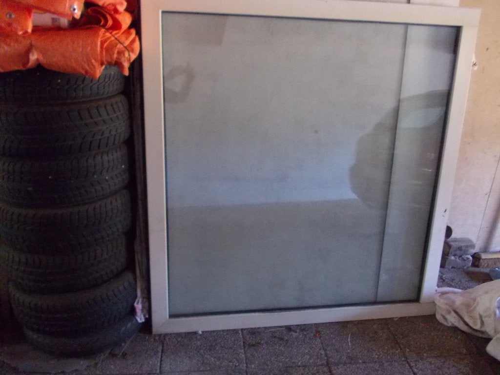 Te koop 1 kunststof wit raamkozijn met een vast iso glas, Kunststof, Gebruikt, Raamkozijn, Inclusief glas